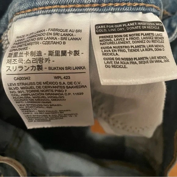 Levi’s mid length shorts (stretchy & comfy) - Picture 6 of 6